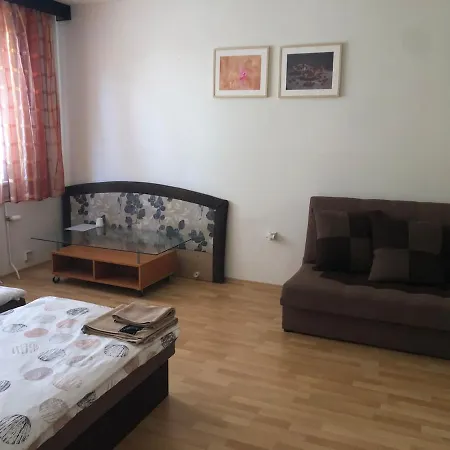 Team Flat & Urban Family Comfort - Homebase With A Castle View *