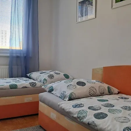 Team Flat & Urban Family Comfort - Homebase With A Castle View ברטיסלאבה