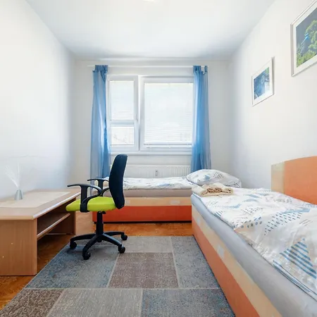 Team Flat & Urban Family Comfort - Homebase With A Castle View דירה