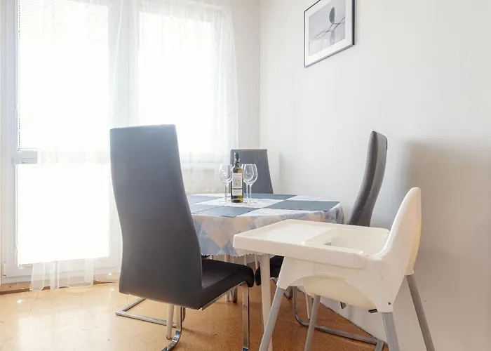 Team Flat & Urban Family Comfort - Homebase With A Castle View *