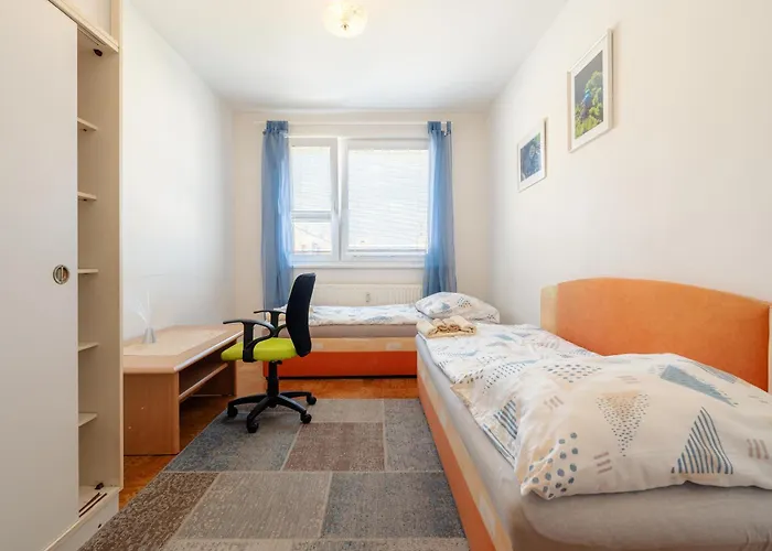 Team Flat & Urban Family Comfort - Homebase With A Castle View